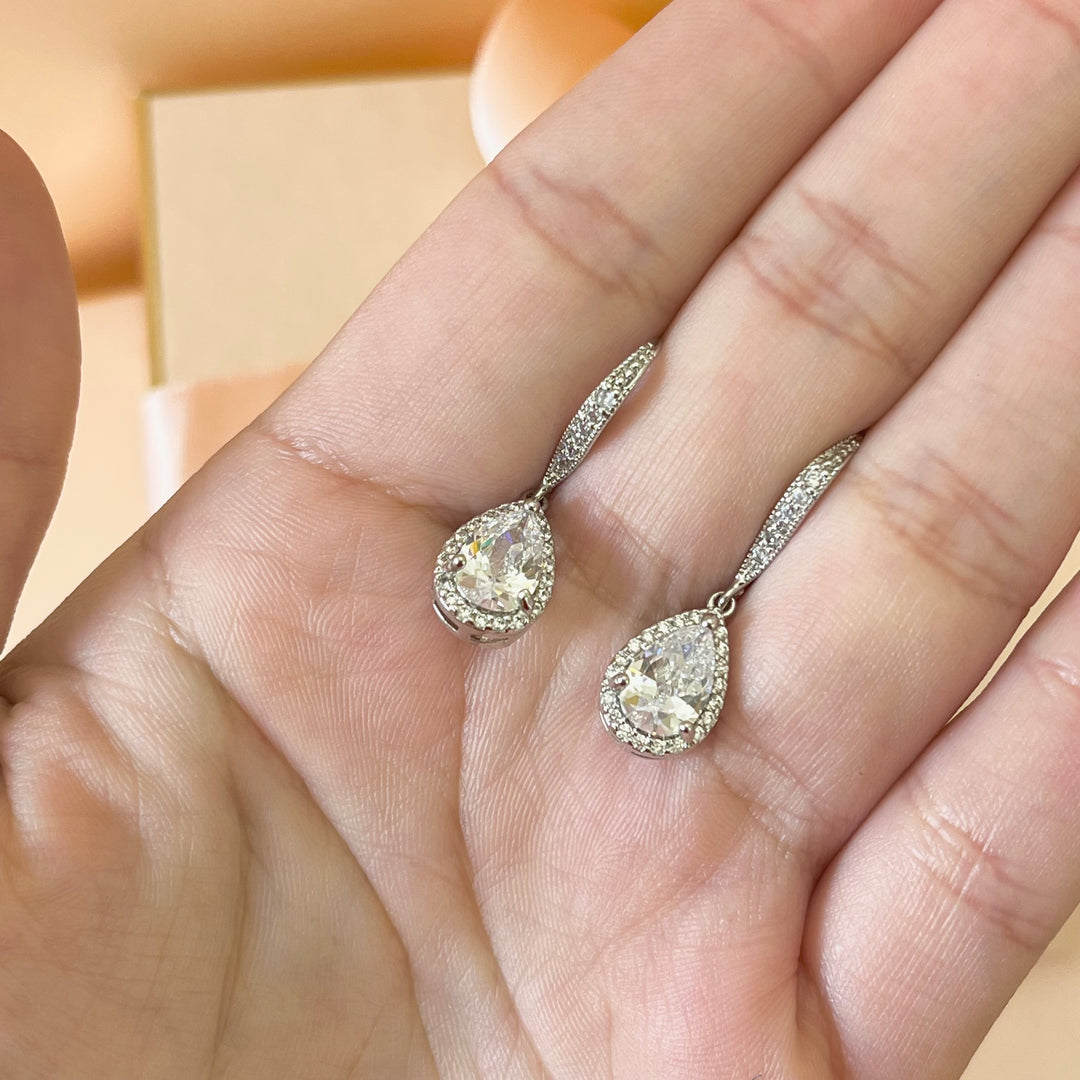 Silver zircone teardrop hooks