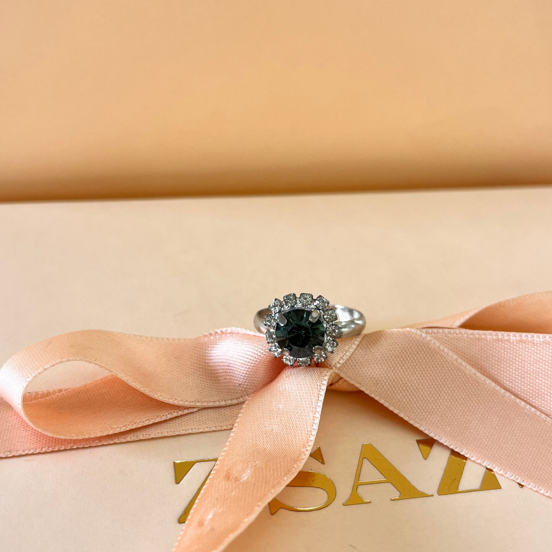 Grey flower preciosa crystals set