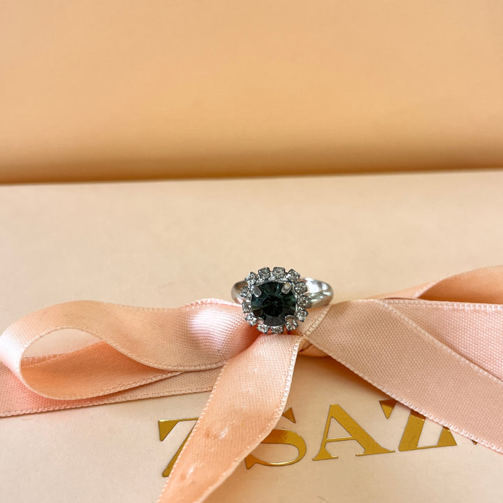 Grey flower preciosa crystals set