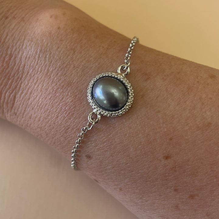Grey pearls bracelet