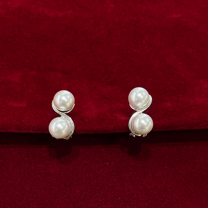 White pearls earrings