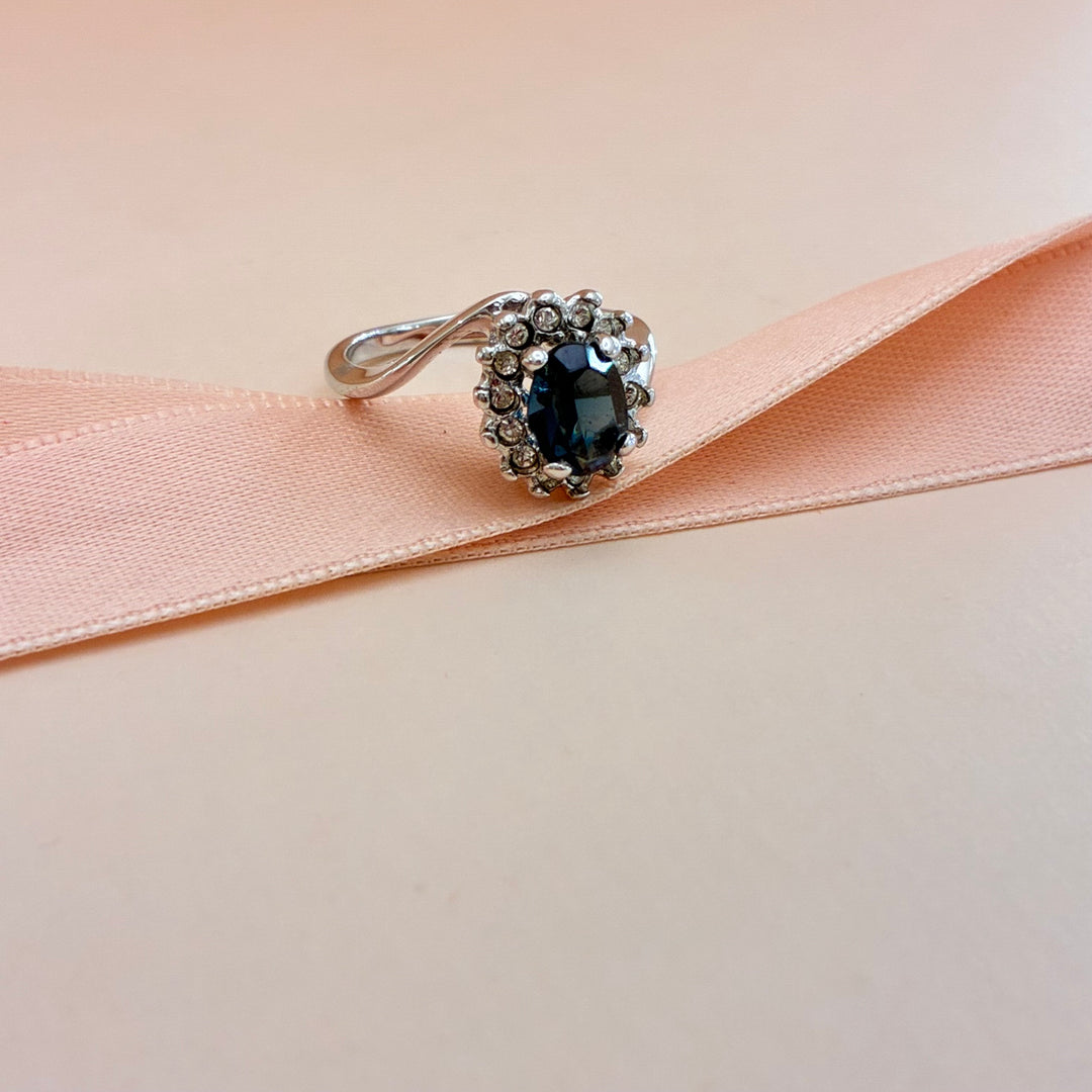 Oval navy blue zircone ring