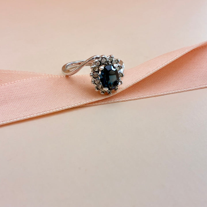 Oval navy blue zircone ring