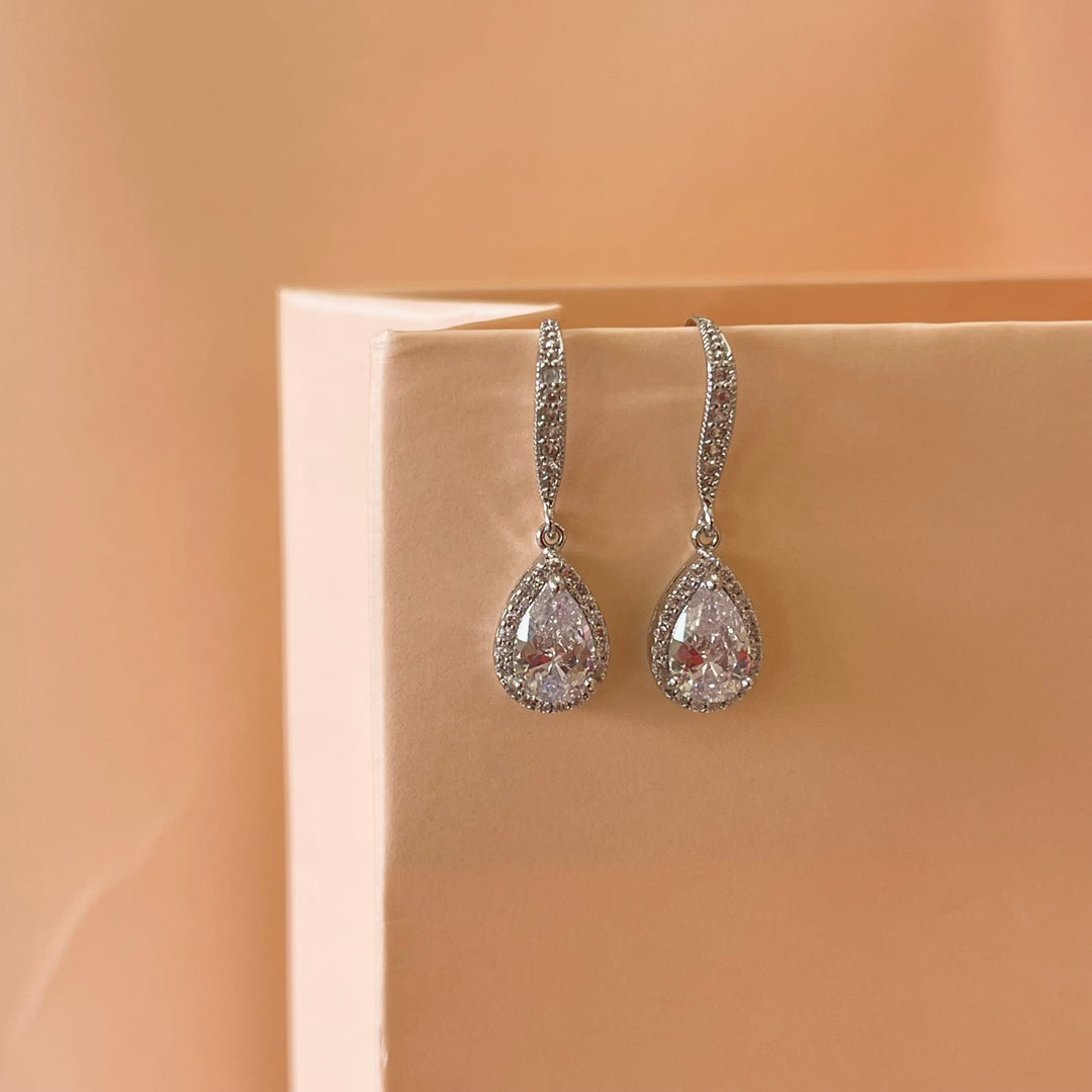 Silver zircone teardrop hooks