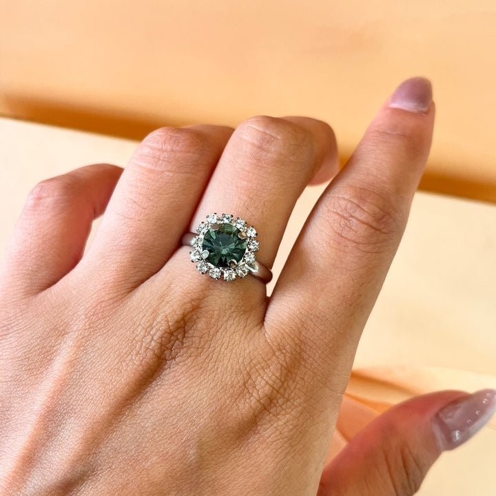 Grey flower preciosa crystals set