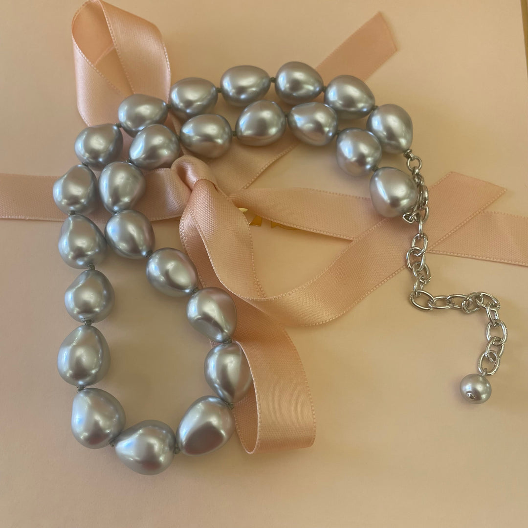 Teardrop light grey pearls set