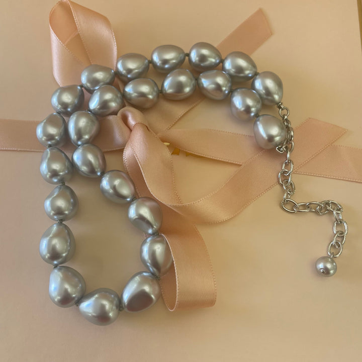 Teardrop light grey pearls set