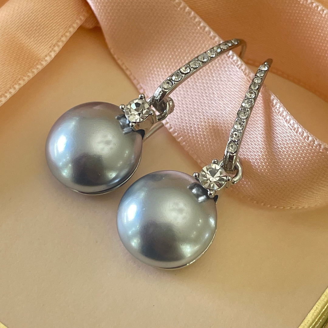 Grey pearls hooks