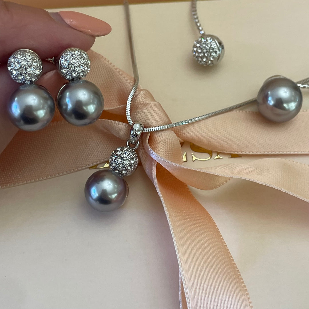 Grey pearls set