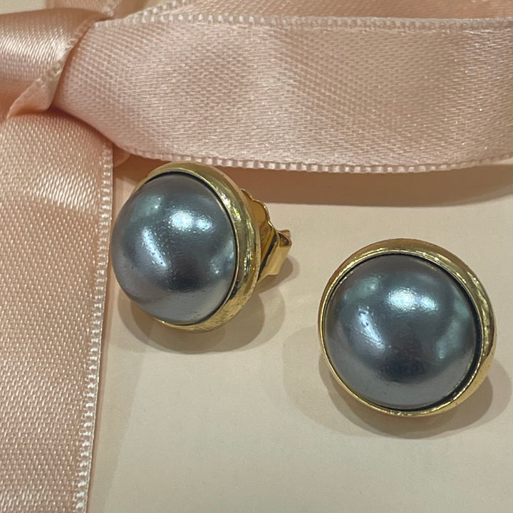 Grey pearl studs