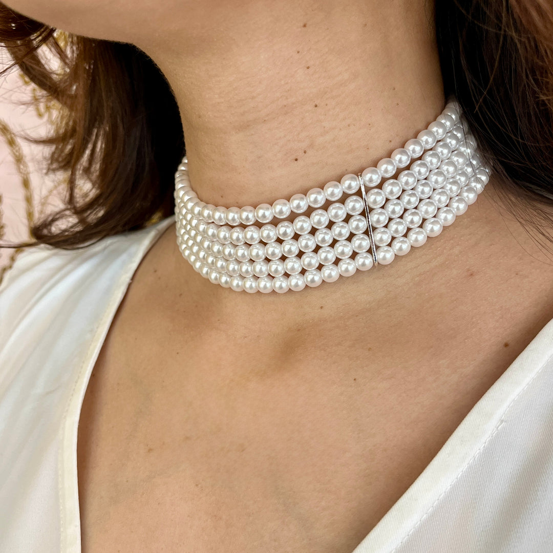 White pearls choker