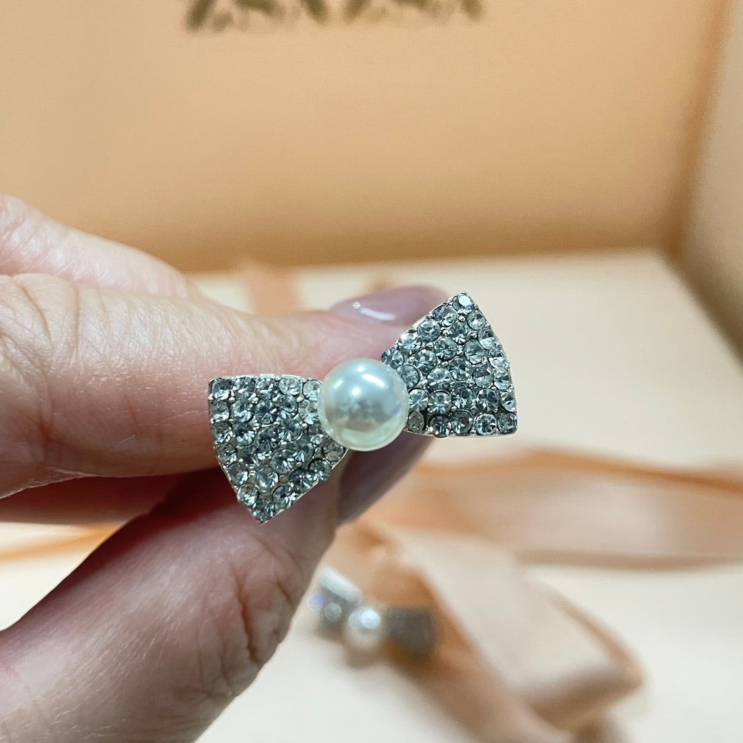 Small bow and pearl hair pin