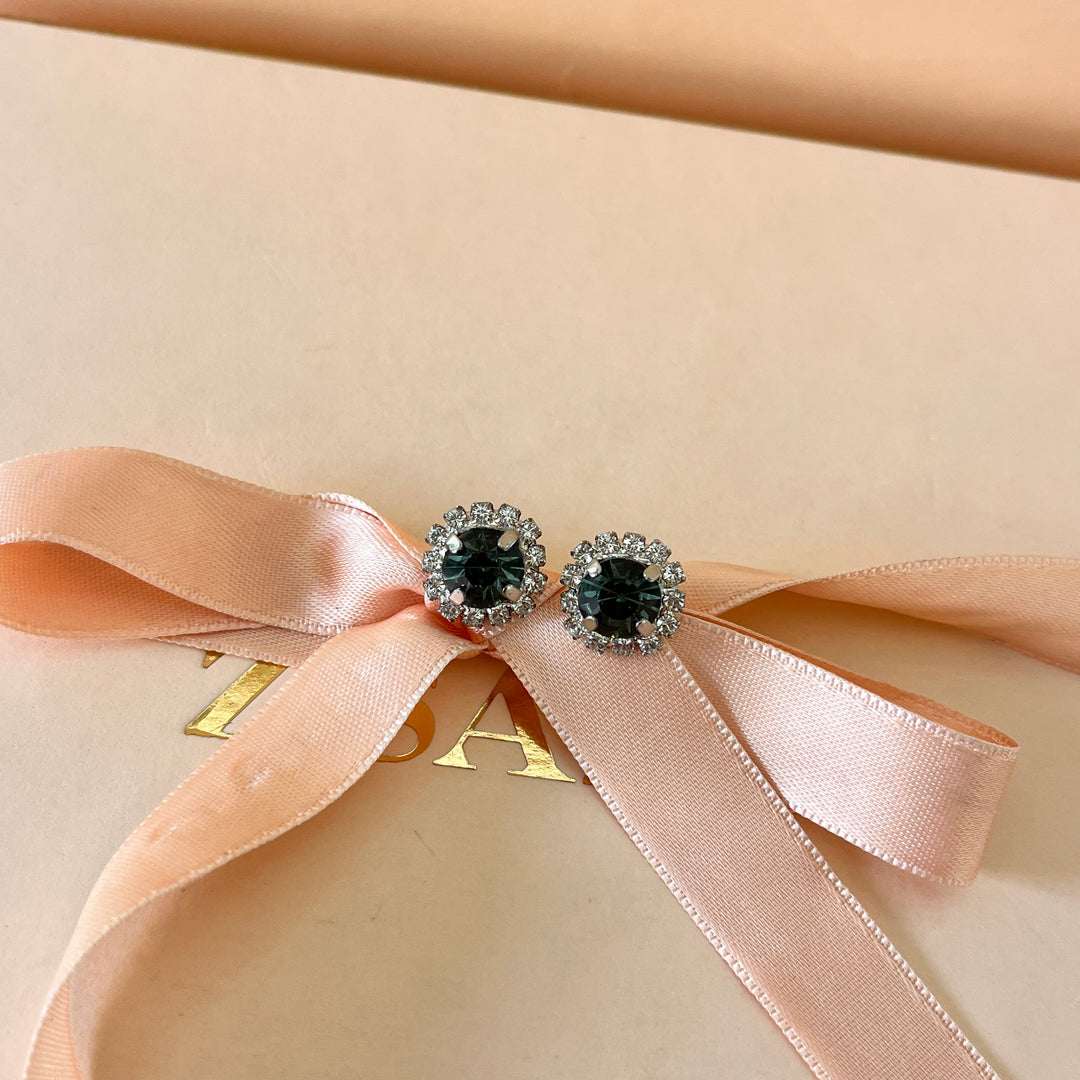 Grey flower preciosa crystals set