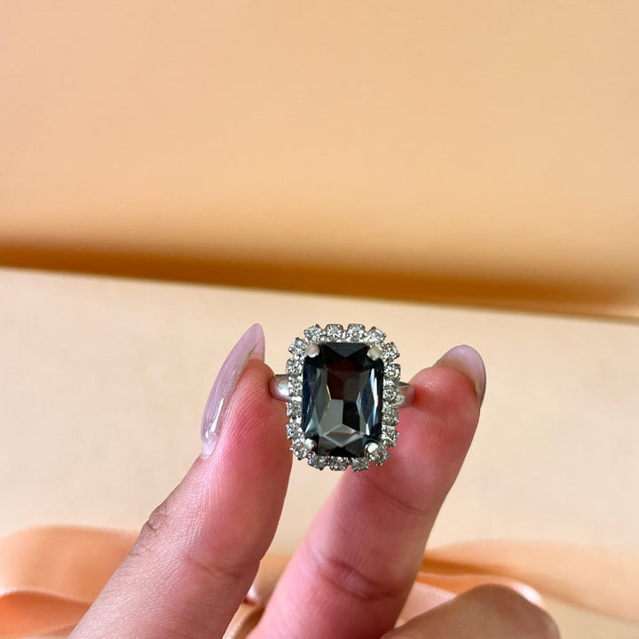 Grey rectangular Preciosa crystals set