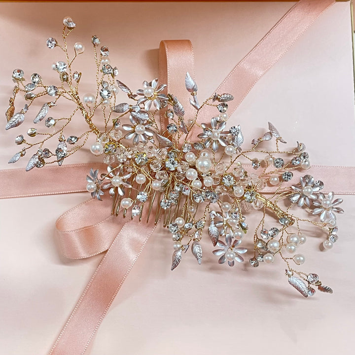 Statement daisies and pearls Hair Comb