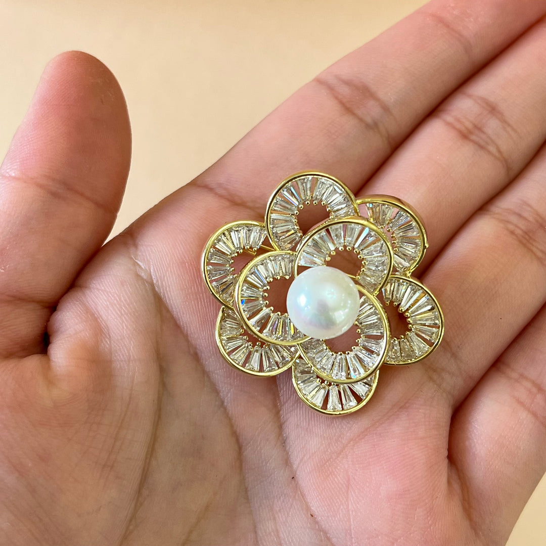 Gold flower zircone brooch