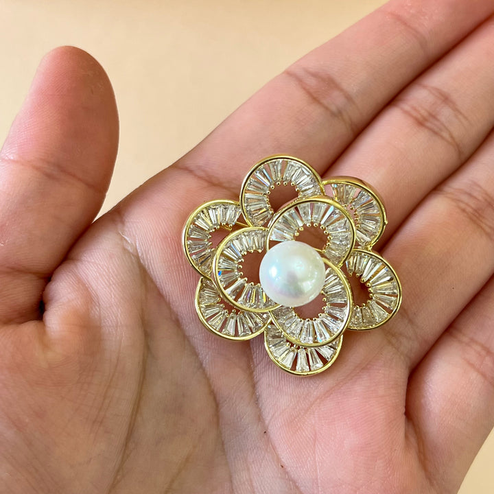 Gold flower zircone brooch