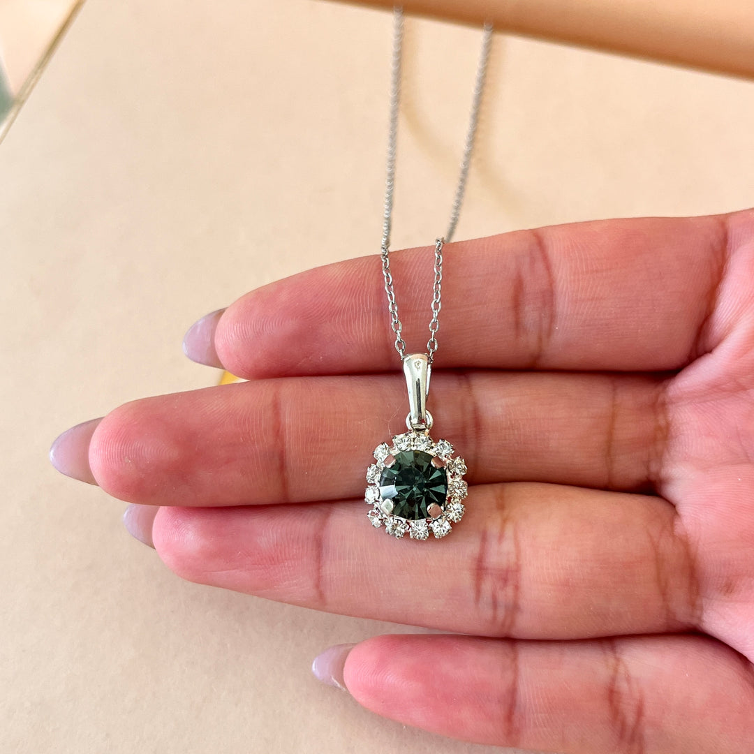 Grey flower preciosa crystals set