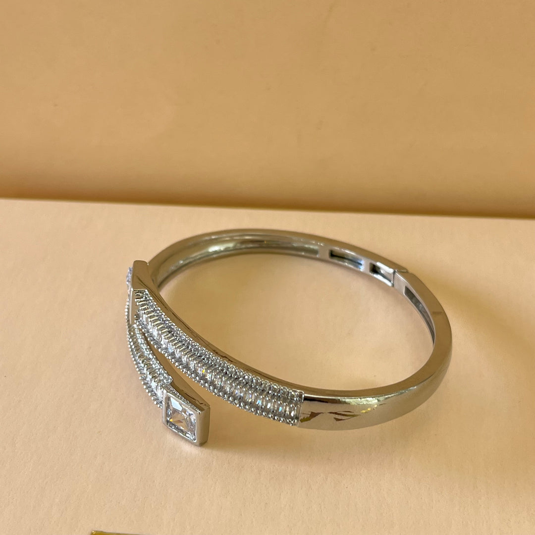 Elegant bangle