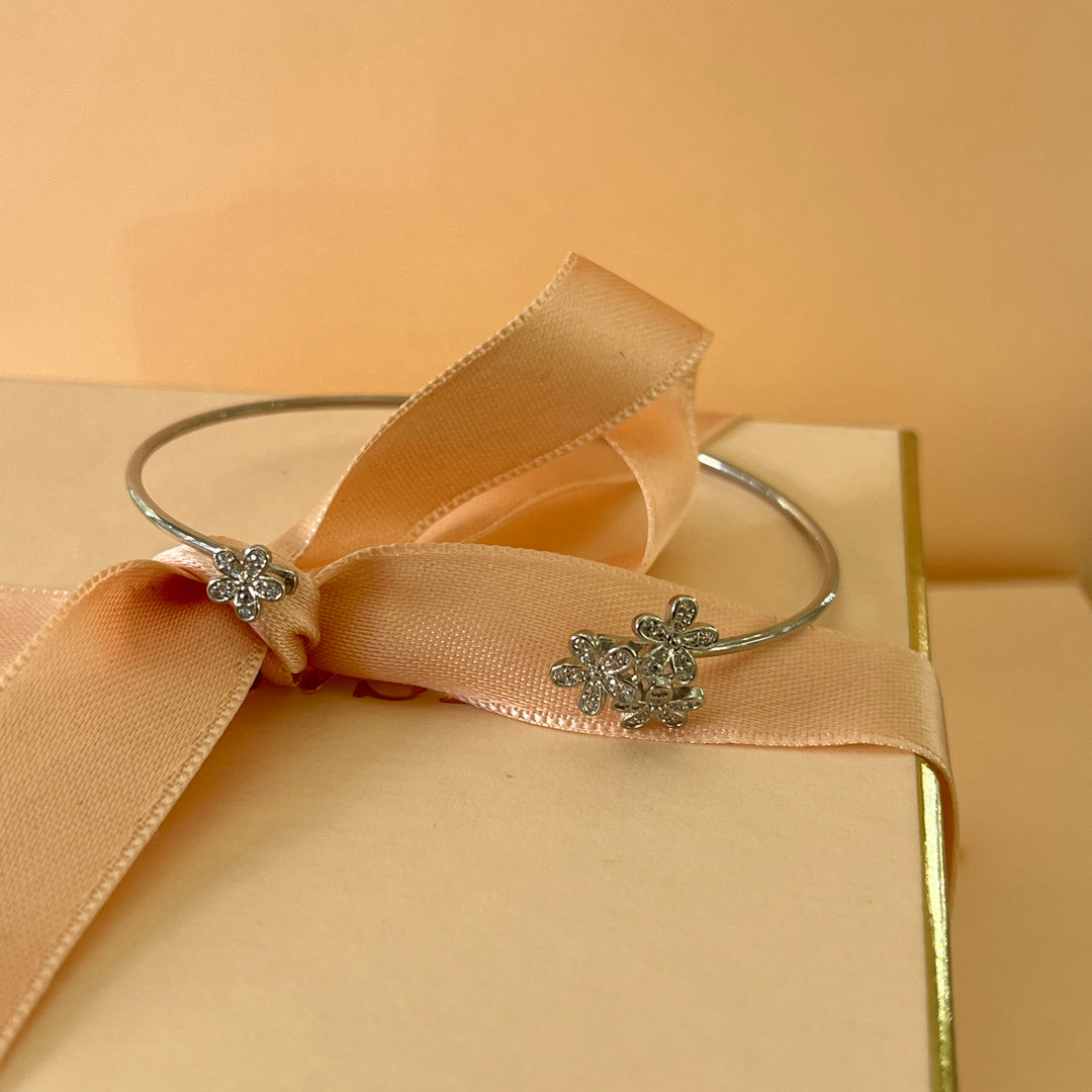 Silver zircone flowers open bangle