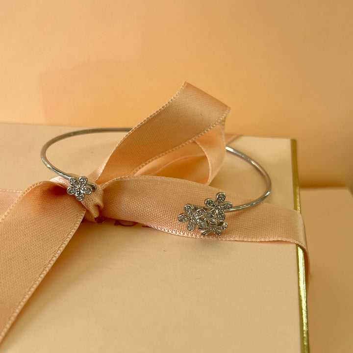 Silver zircone flowers open bangle
