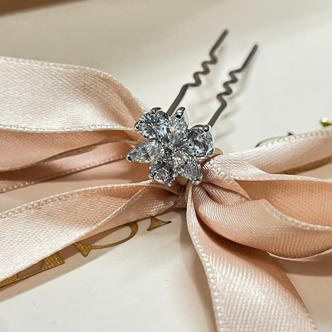 Flower cubic marquise pin