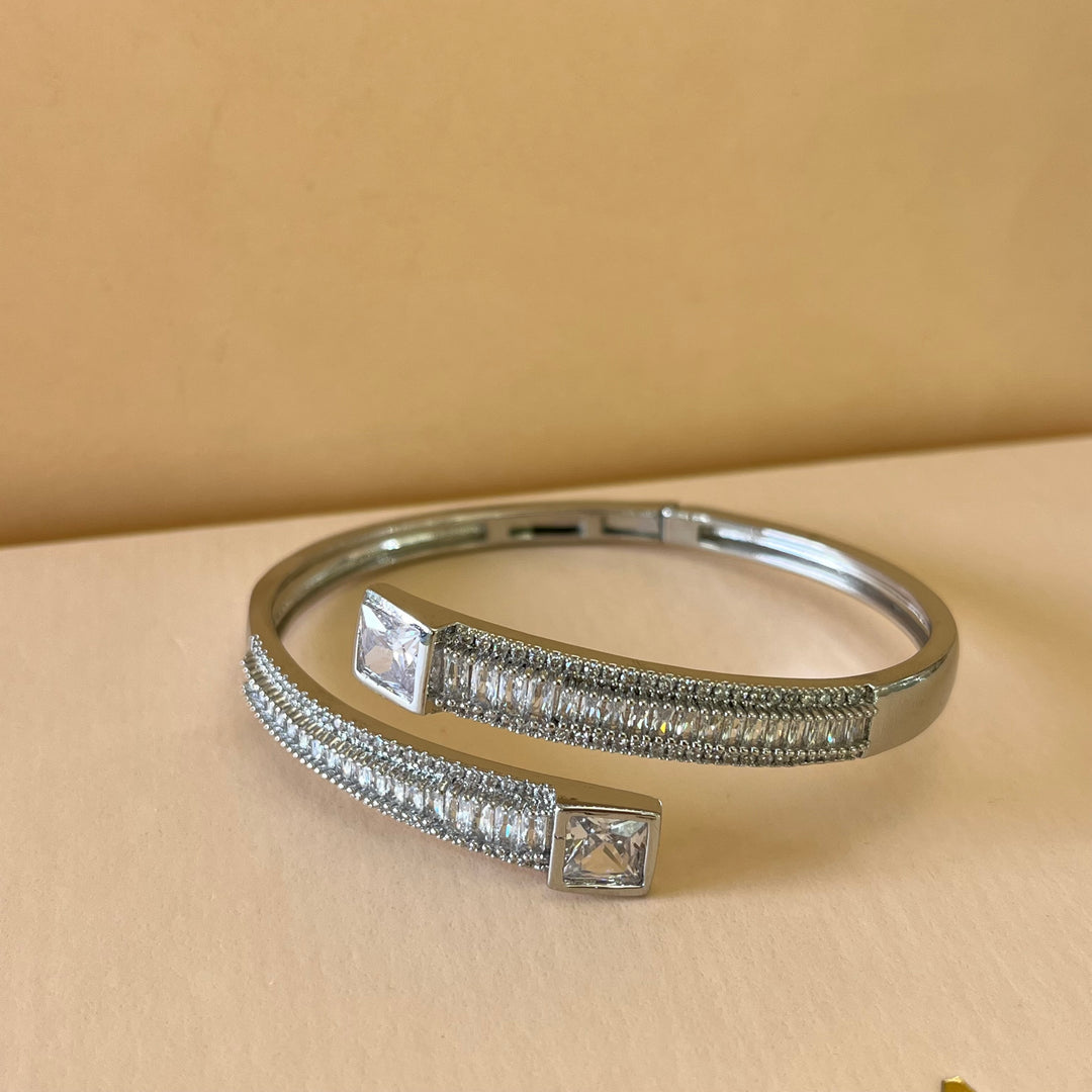 Elegant bangle