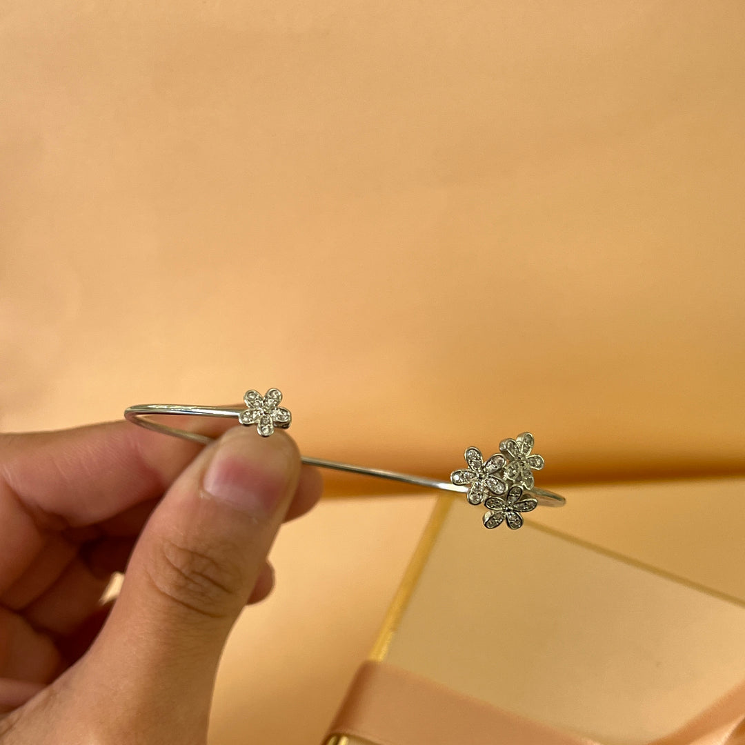 Silver zircone flowers open bangle