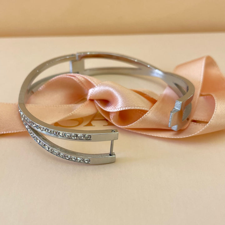 Elegant bangle
