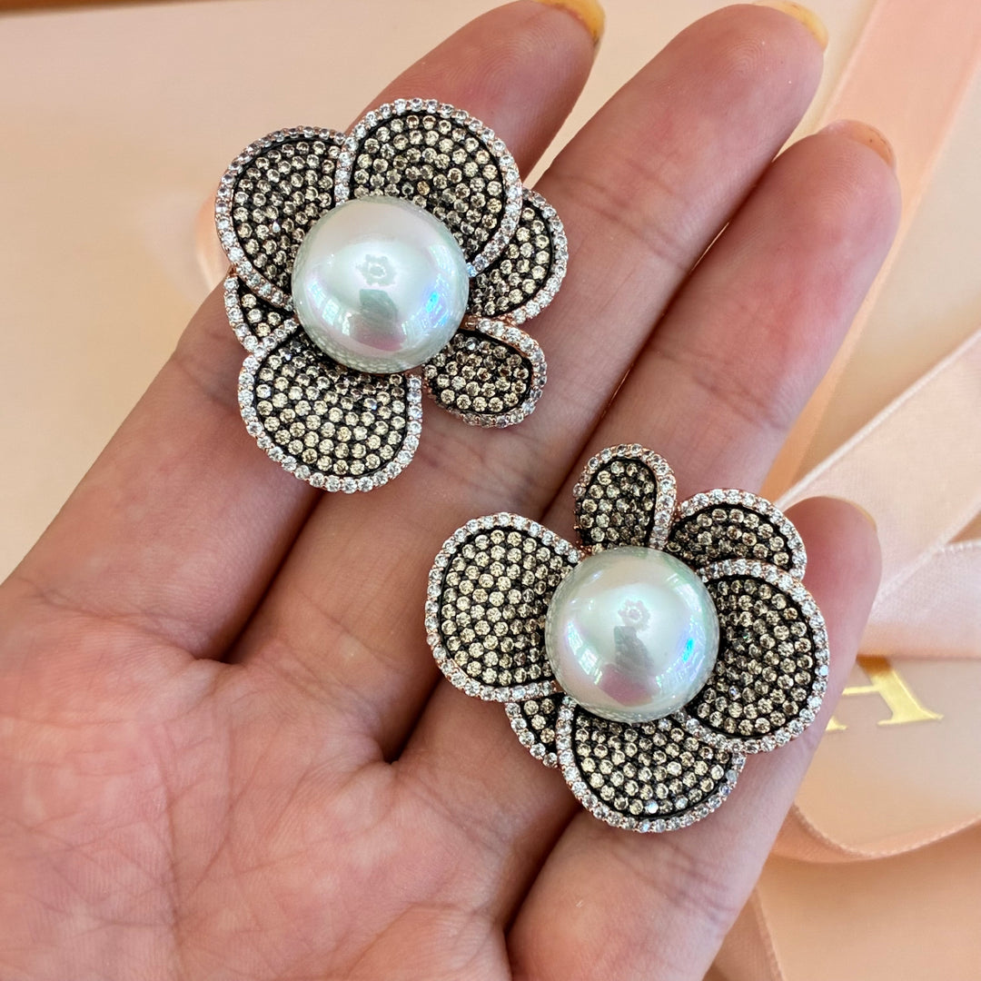Pearl flower black zircone rose gold plated studs