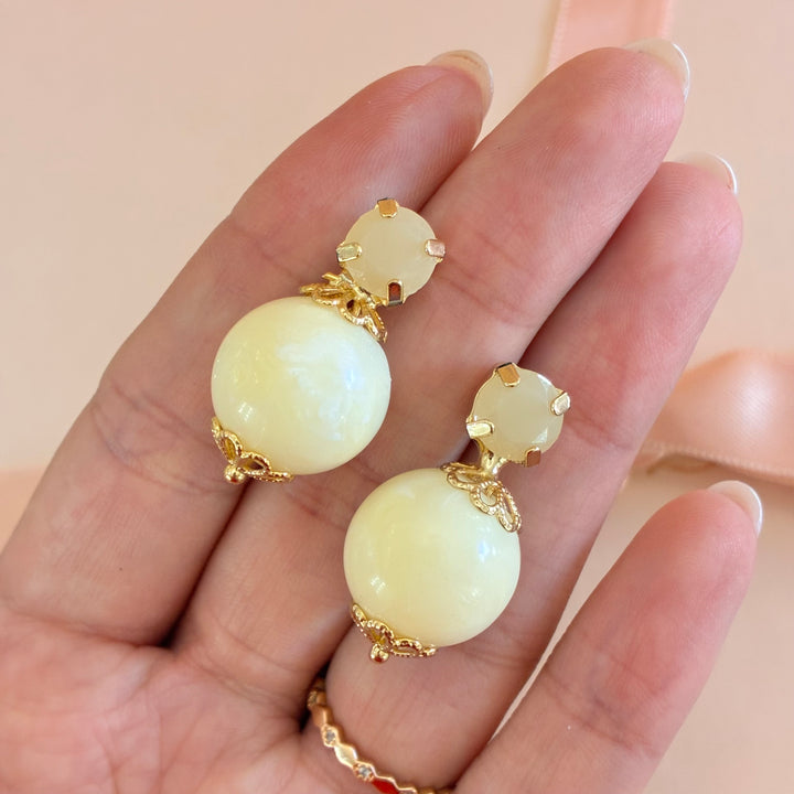 Cream resin and champagne Preciosa crystals studs
