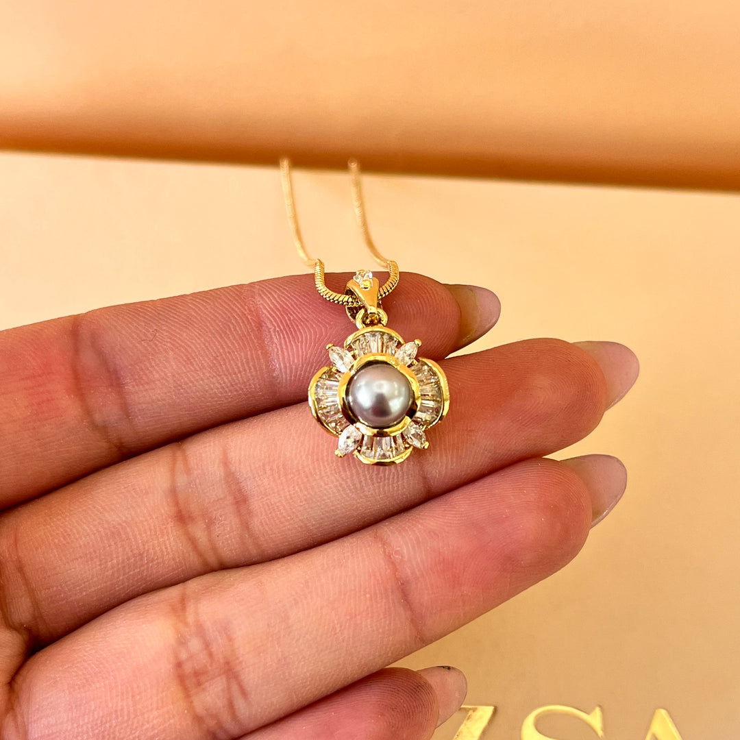 Grey pearls and baguette zircone set