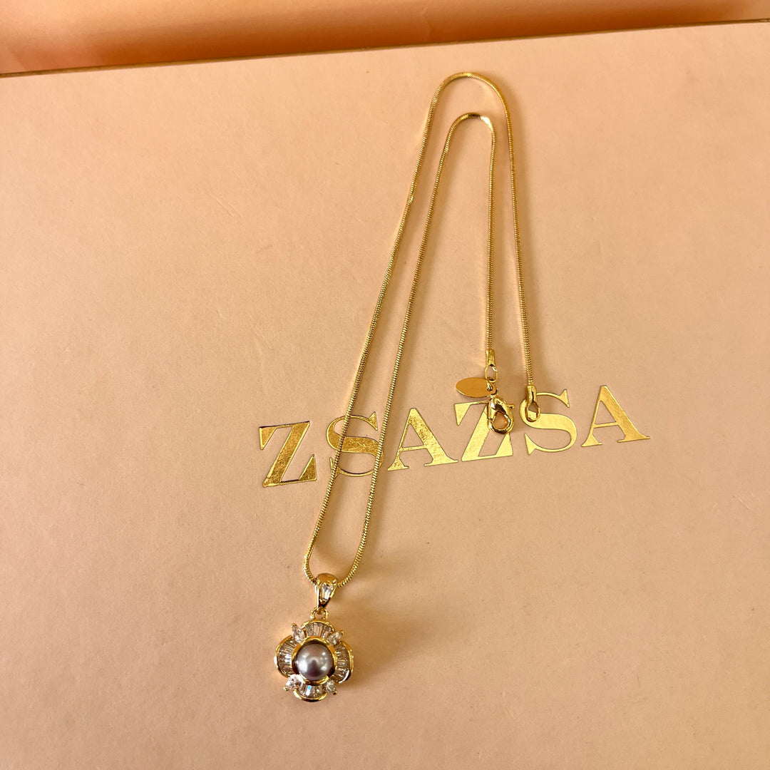 Grey pearls and baguette zircone set