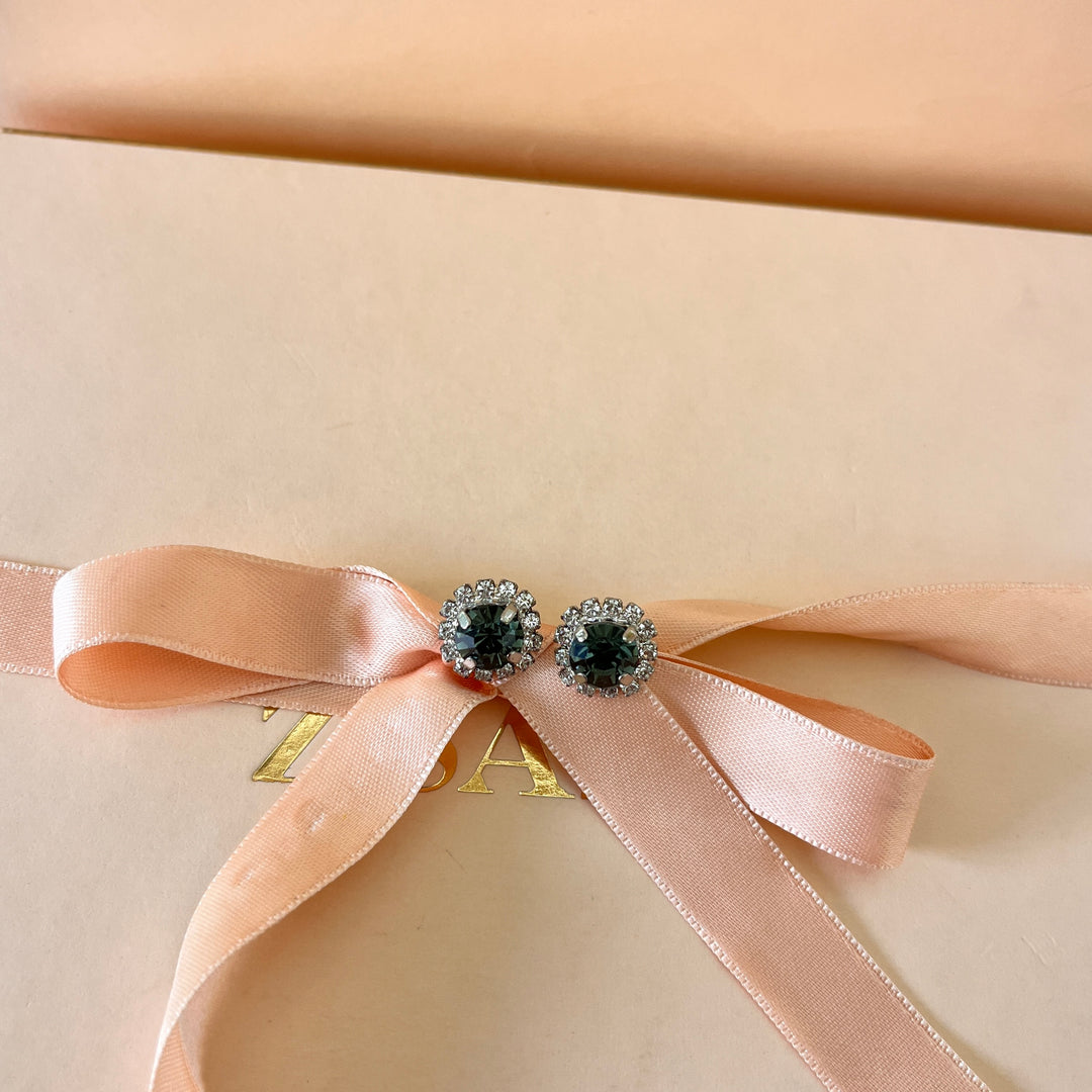 Grey flower preciosa crystals set