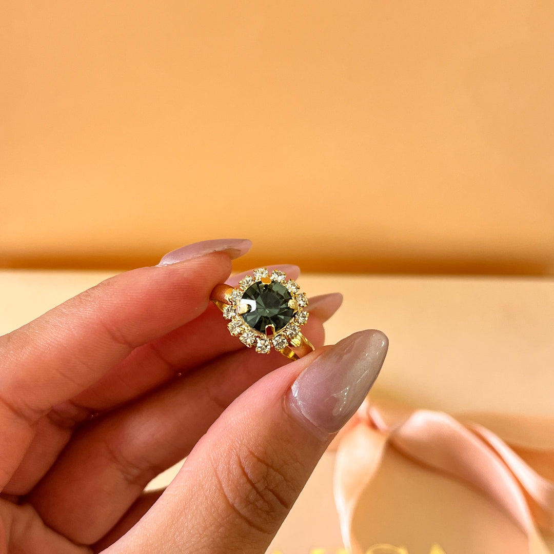 Grey flower preciosa crystals set