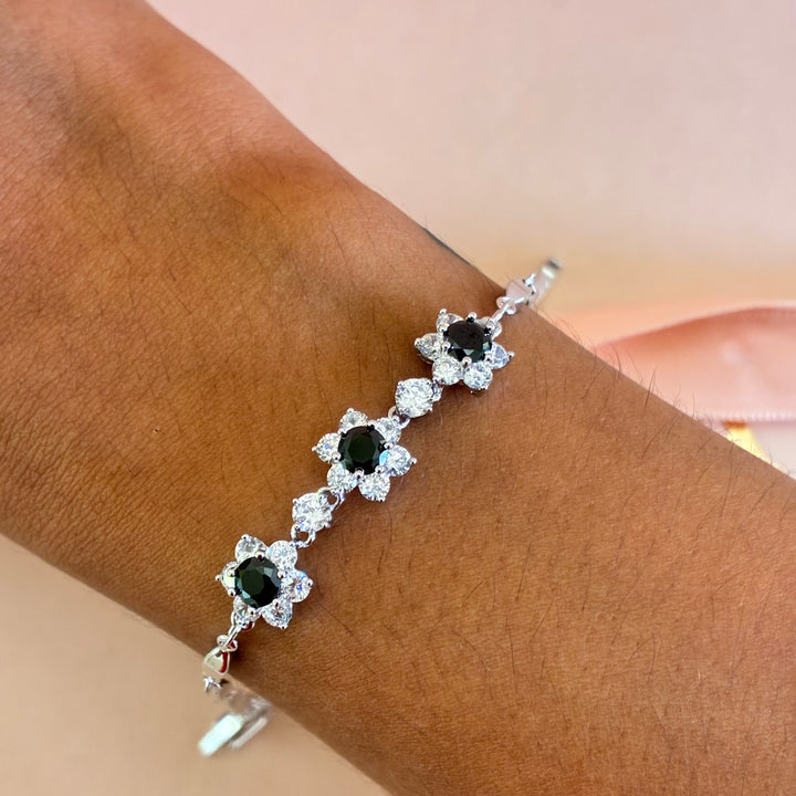 Black dainty 3 flowers zircone bracelet