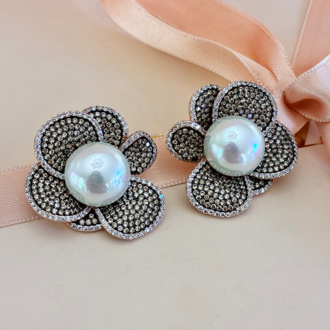 Pearl flower black zircone rose gold plated studs