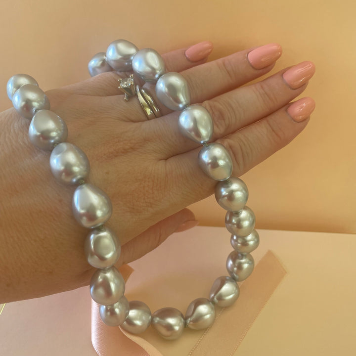 Teardrop light grey pearls set