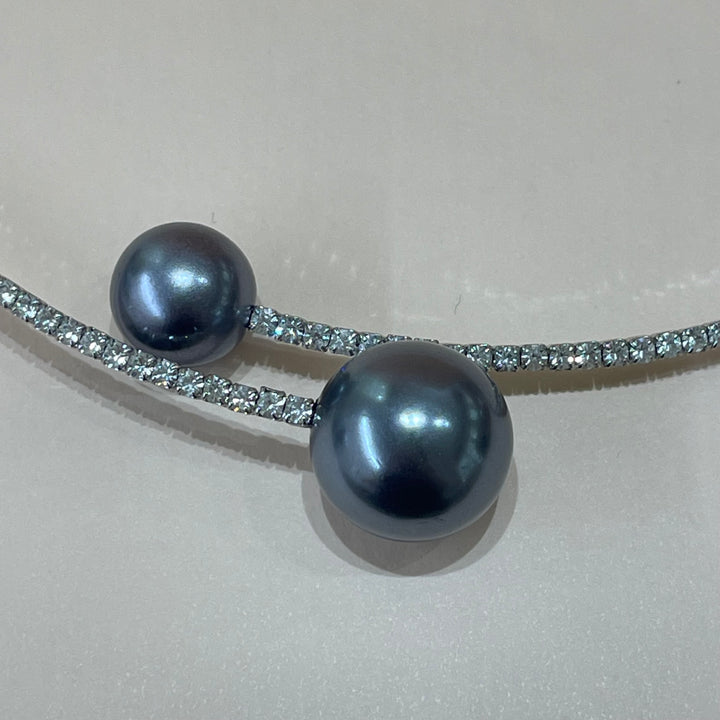 Grey pearls choker