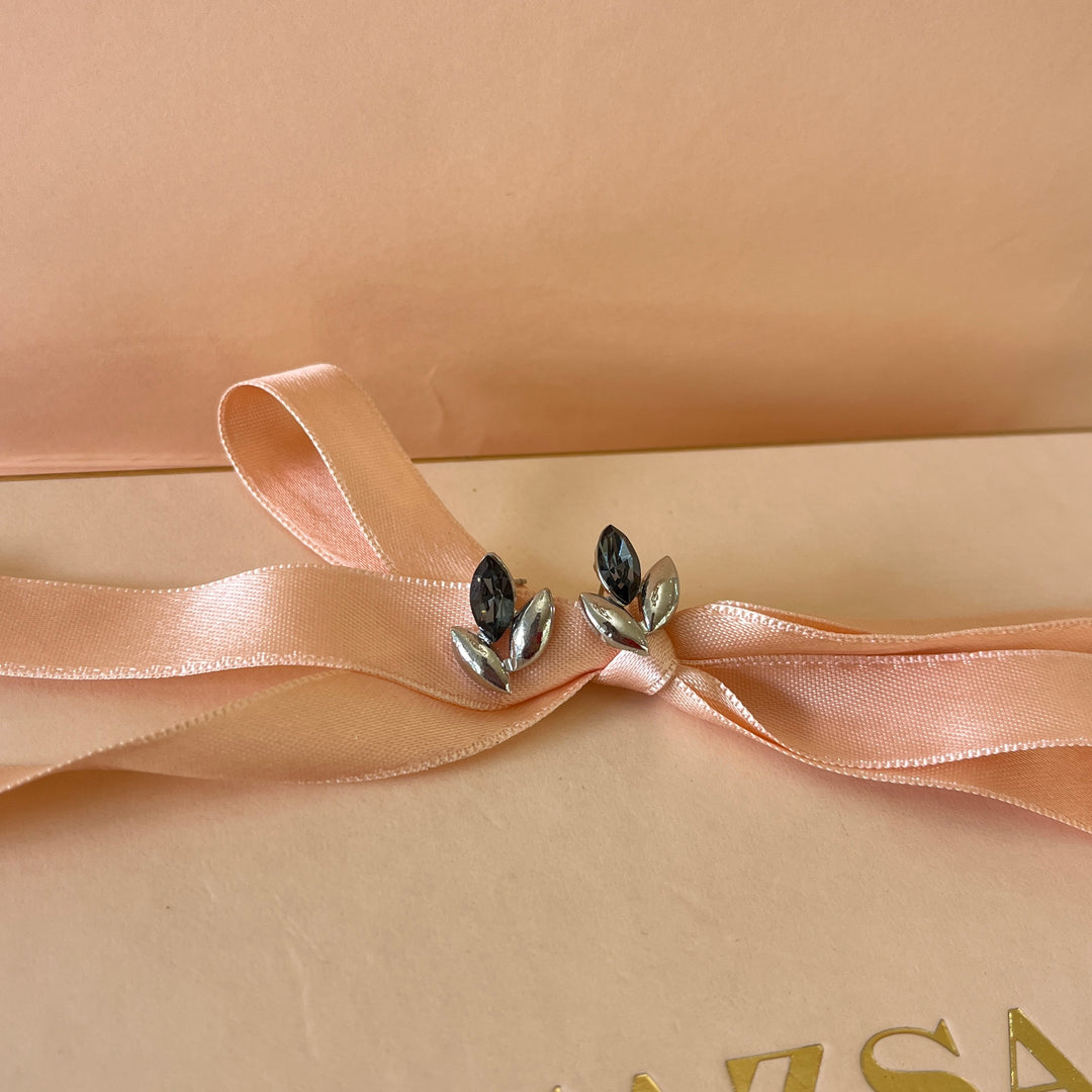 Tulip grey preciosa crystals studs