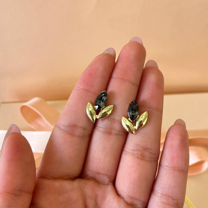 Tulip grey preciosa crystals studs