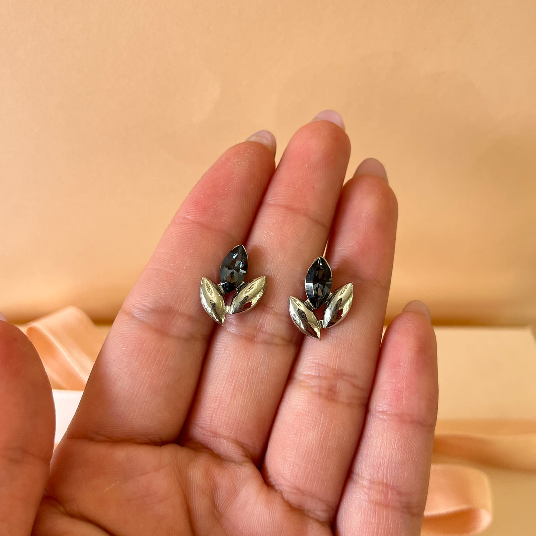 Tulip grey preciosa crystals studs