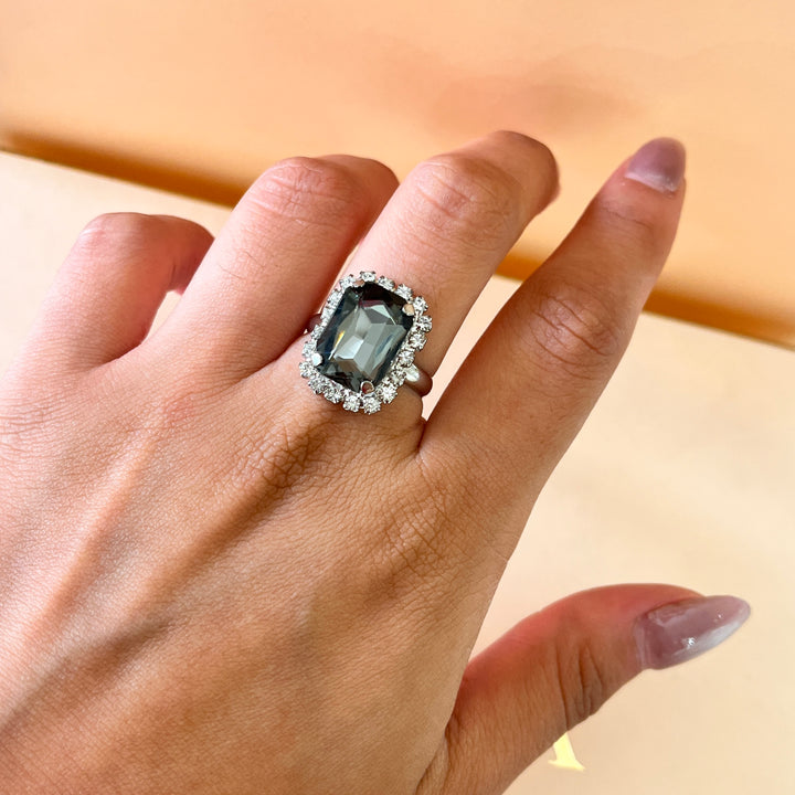 Grey rectangular Preciosa crystals set