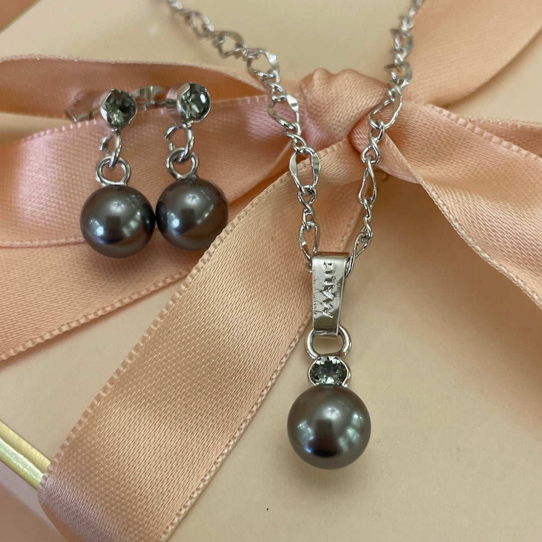 Dark grey pearls set