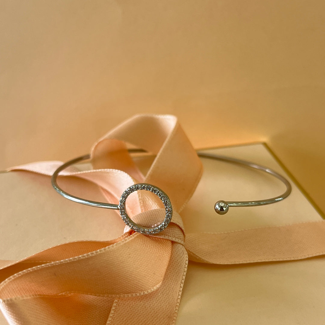 Silver closed/opened zircone bangle