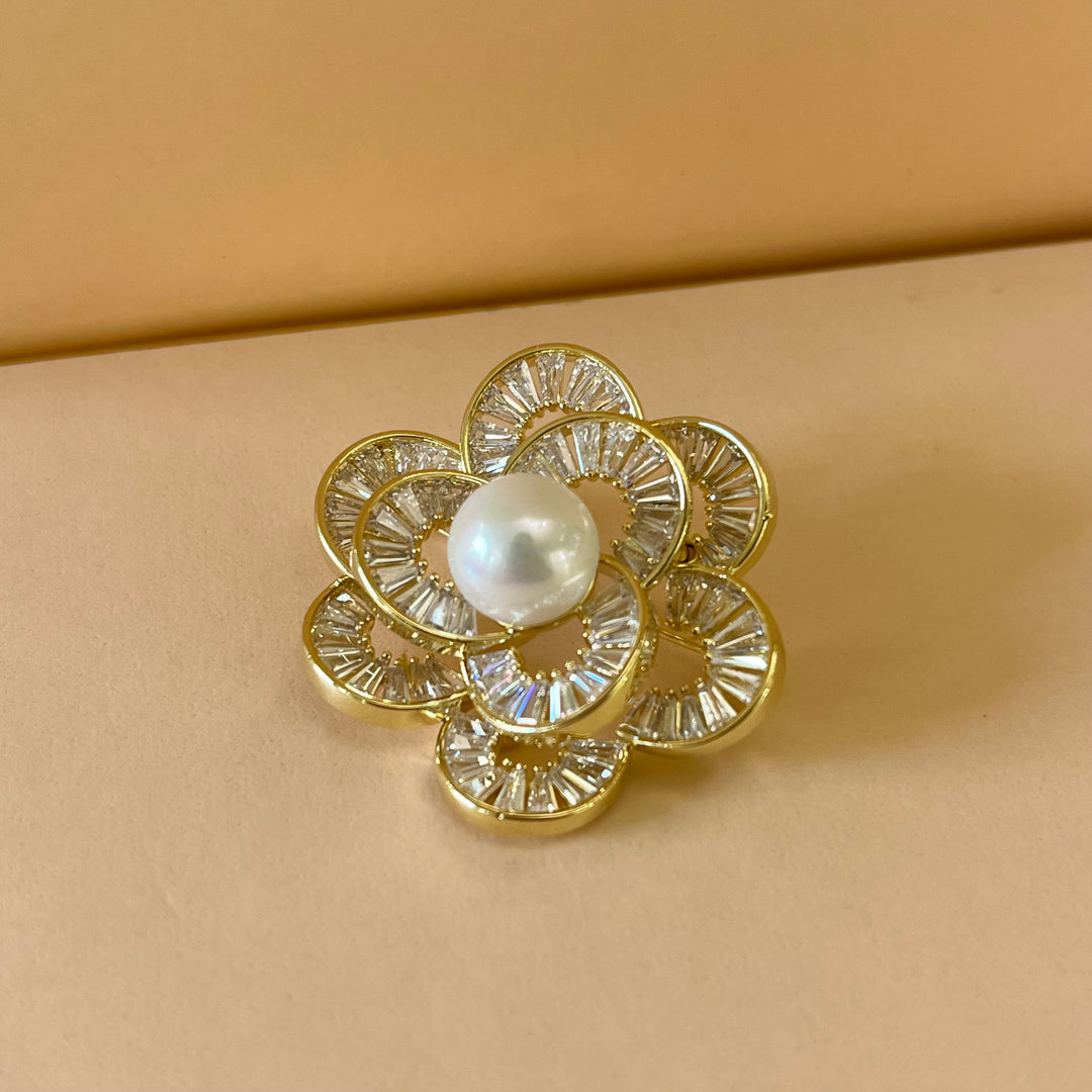 Gold flower zircone brooch