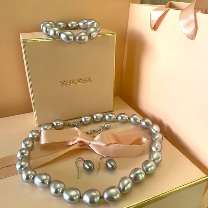 Teardrop light grey pearls set