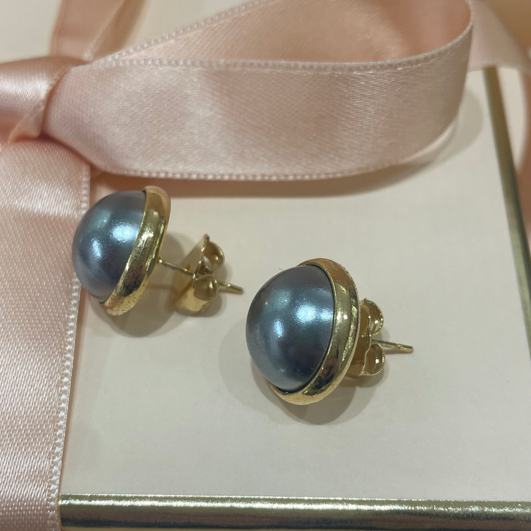 Grey pearl studs