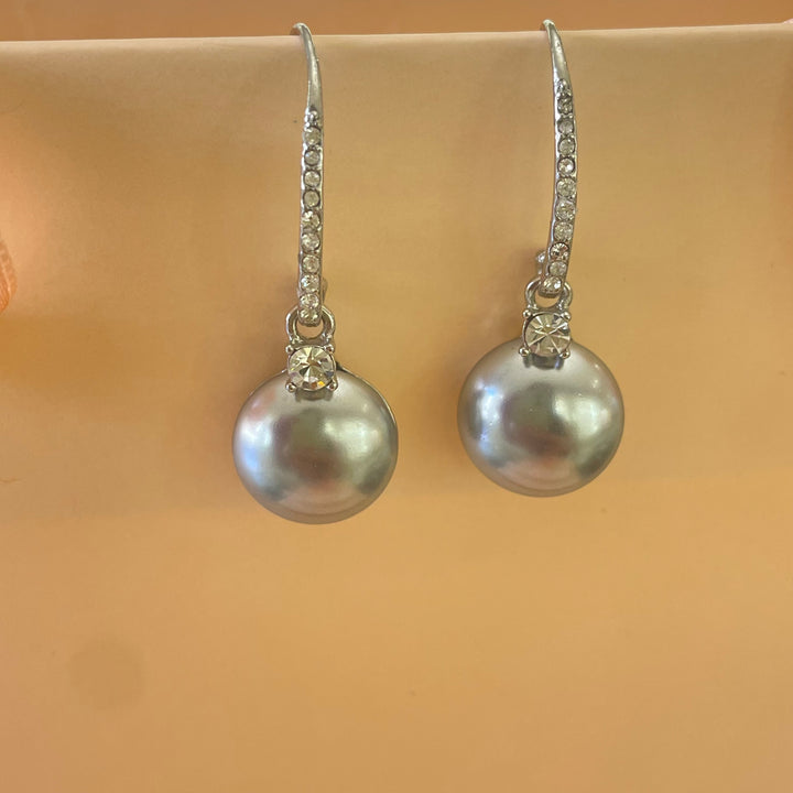 Grey pearls hooks