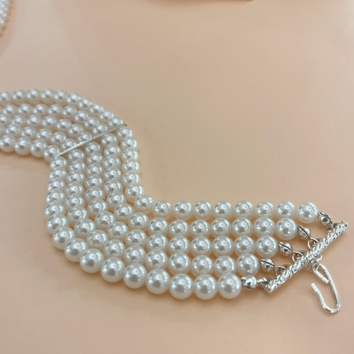 White pearls choker